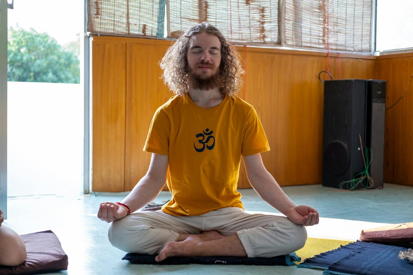 https://www.pexels.com/photo/young-man-meditating-indoors-in-sunlit-yoga-room-29413753/